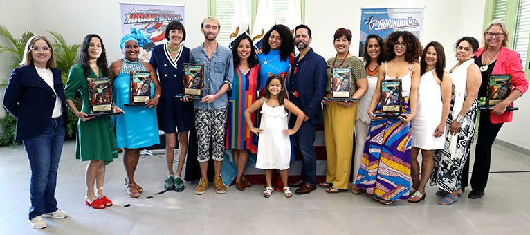 imagen de un grupo de recipientes del premio La Borinqueña en 2019 posando para una foto de grupo con sus premios junto a la cantante Ilé, la ex-alcaldesa Carmen Yulín y la familia de Edgardo Miranda de Boriqueña Comics. 