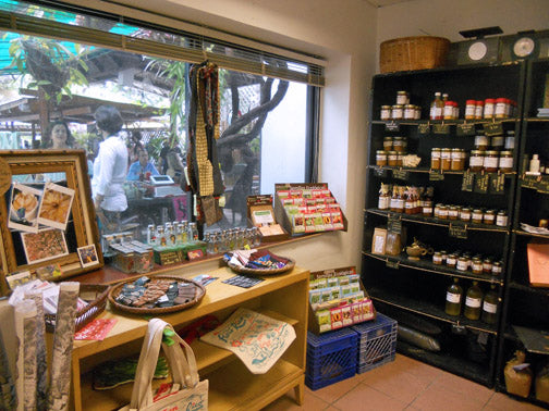 Imagen interior de tienda con productos como semillas y jaleas.