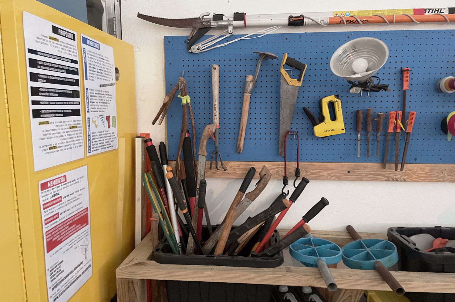 Imagen de herramientas como machetes, segueta y tijeras que ofrece el programa de la agroteca.