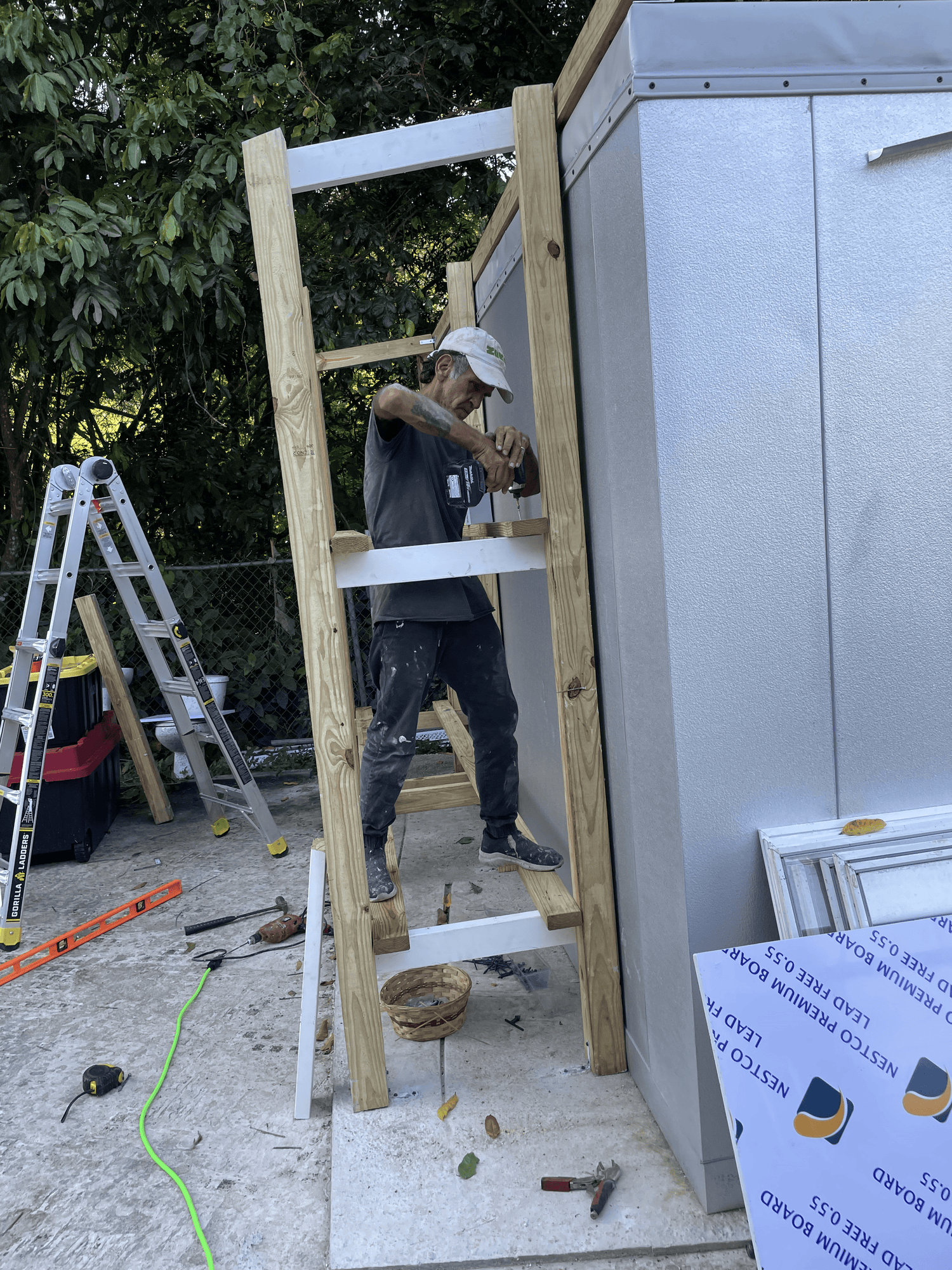 Hombre trabajando en parte de cocina comercial.