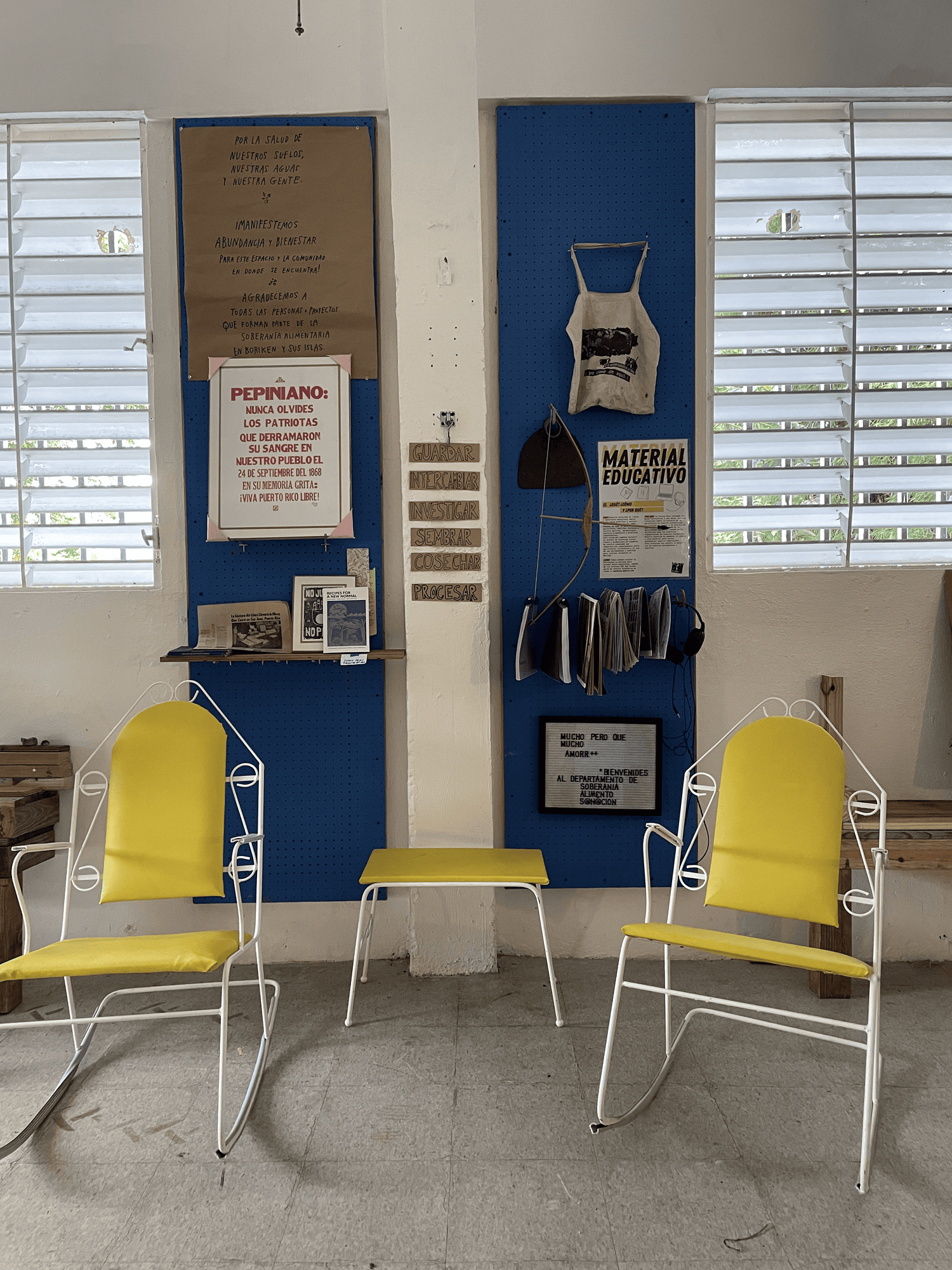 Imagen de sillas amarillas mecedoras parte de El Departamento en Caguas.