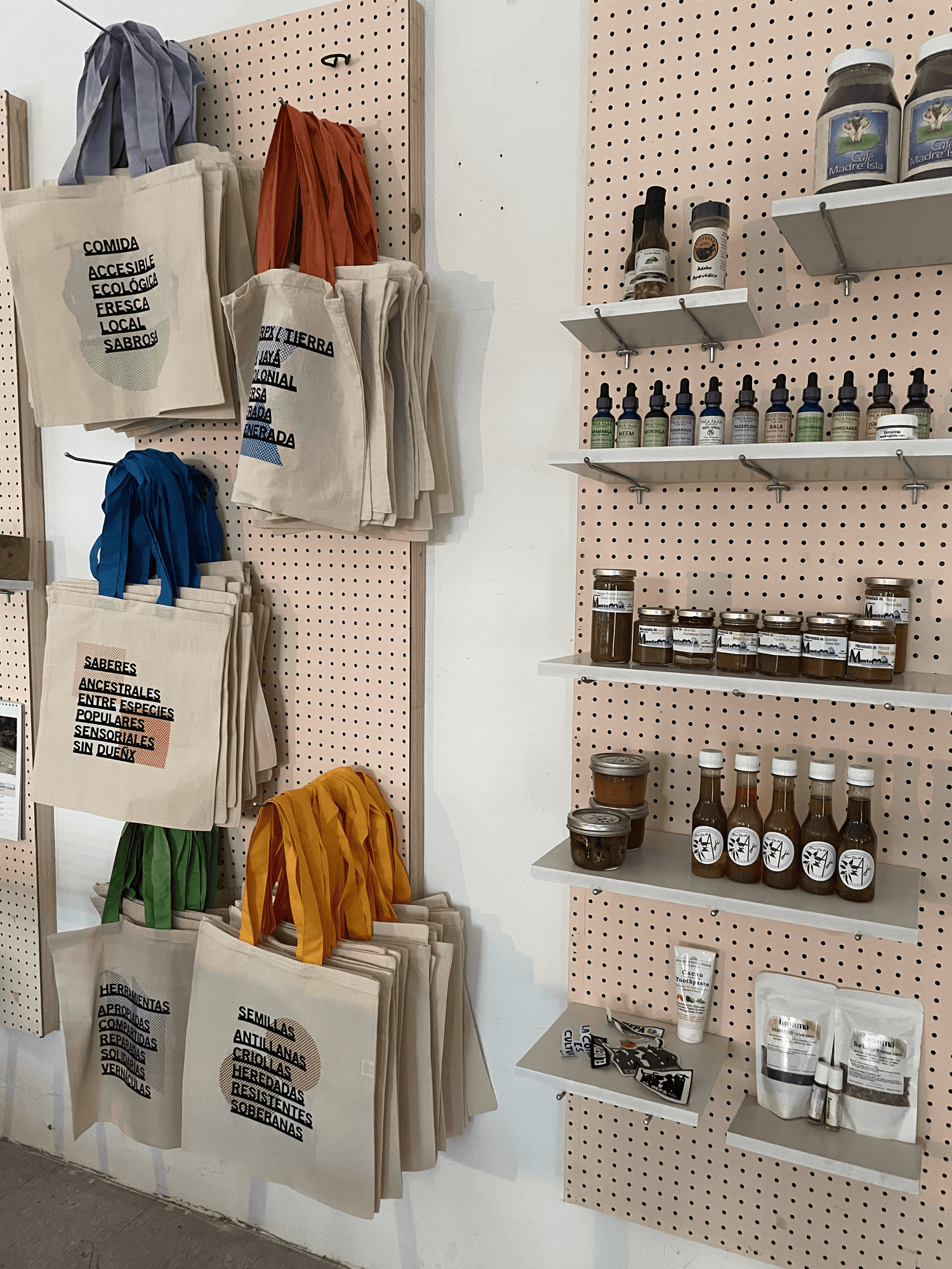 Imagen de tienda de El Departamento con bultos de canvas, jaleas, café y tinturas.