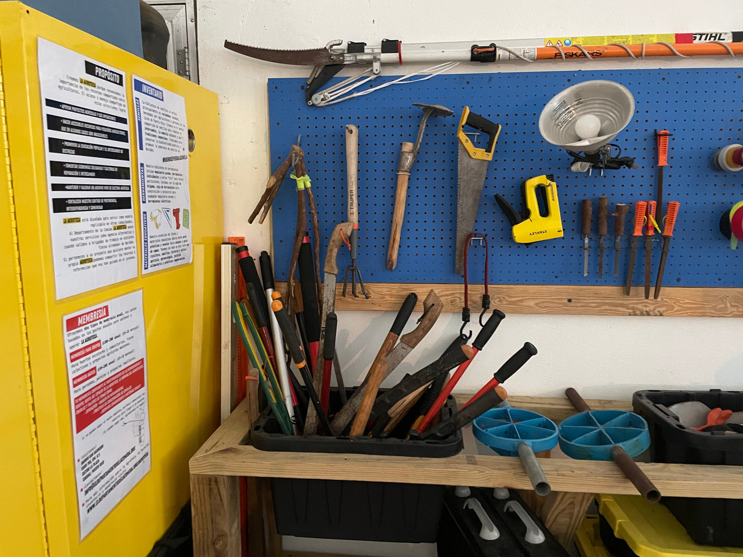 Imagen de herramientas como machetes, segueta y tijeras que ofrece el programa de la agroteca.