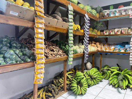 cosechas y productos para venta en una tienda local: hay guineos, yuca, aguacate, melones, parcha, y mas