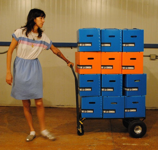 Imagen de cajas de comida para distribución.